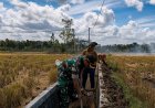 Serda Yudha Bersama Petani Normalisasi Irigasi di Desa Besuki Tulungagung, Dukung Ketahanan Pangan