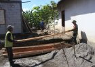Impian Mbah Kemi Miliki Rumah Layak Huni Kian Nyata, Babinsa Tanjungsari dan Warga Pasang Rangka Atap